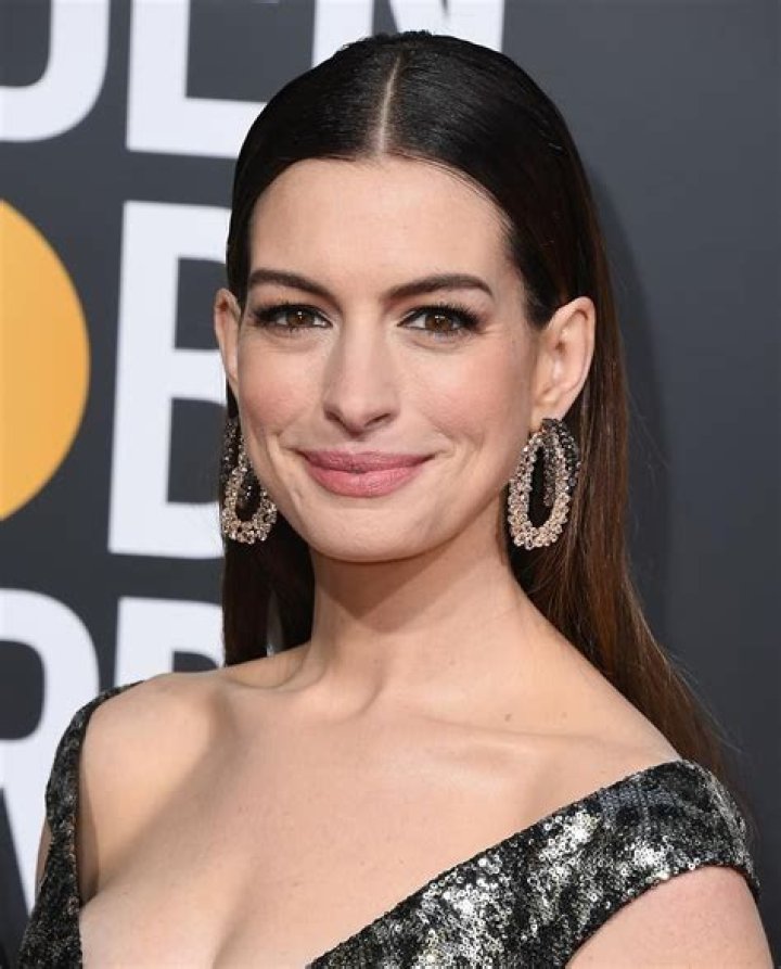 Anne Hathaway Bio, Wife, Net Worth, Brother, Married, Kids, Wedding