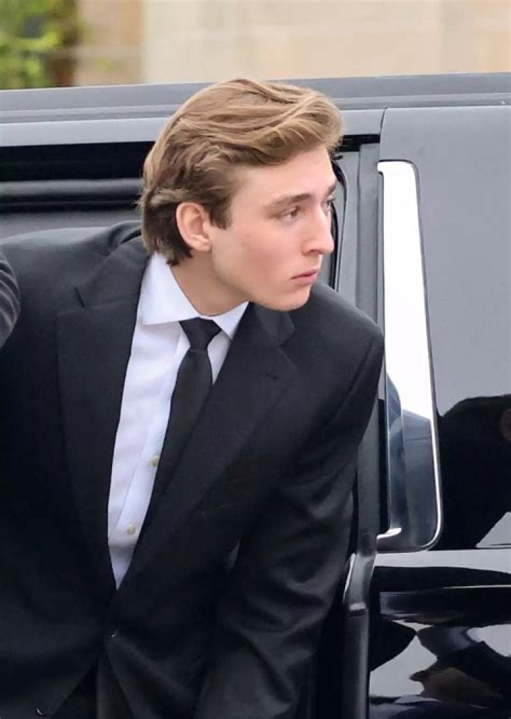 Barron Trump reaparece junto a su familia, está irreconocible y altísimo