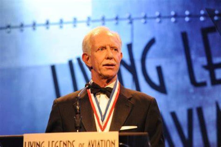 Capt. Sully Sullenberger honored by Medal of Honor recipients