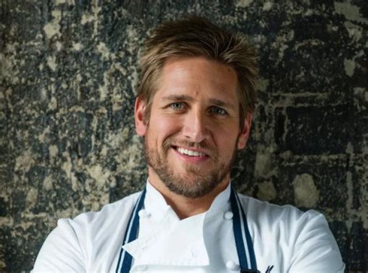 Celebrity chef Curtis Stone woos wife Lindsay Price with flowers during