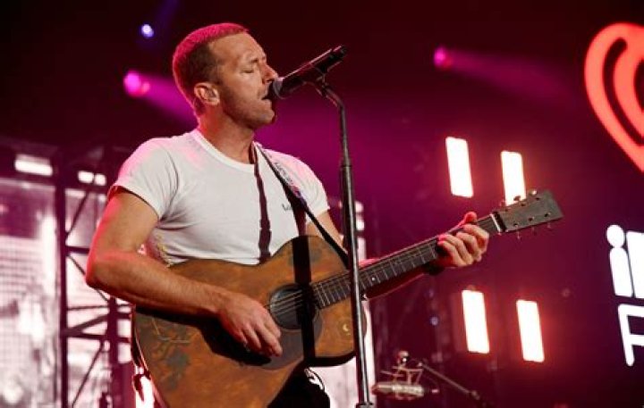 Chris Martin filmed telling off "aggressive" autograph hunters