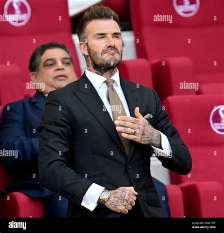 David Beckham stands on tippytoes in family Christmas photo