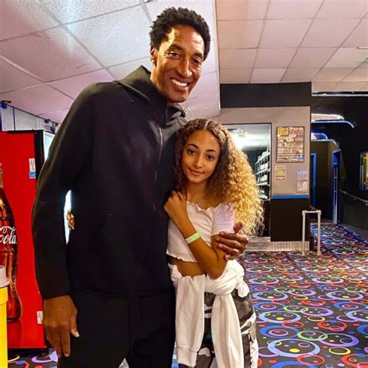 Does Scottie Pippen have a relationship with Taylor Pippen? What school