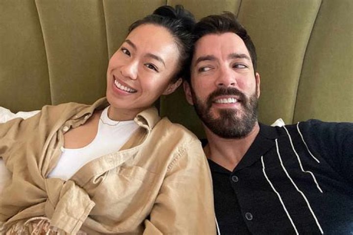 Drew Scott & Wife Linda Phan Show Sweet PDA Moment at 2020 SAG Awards