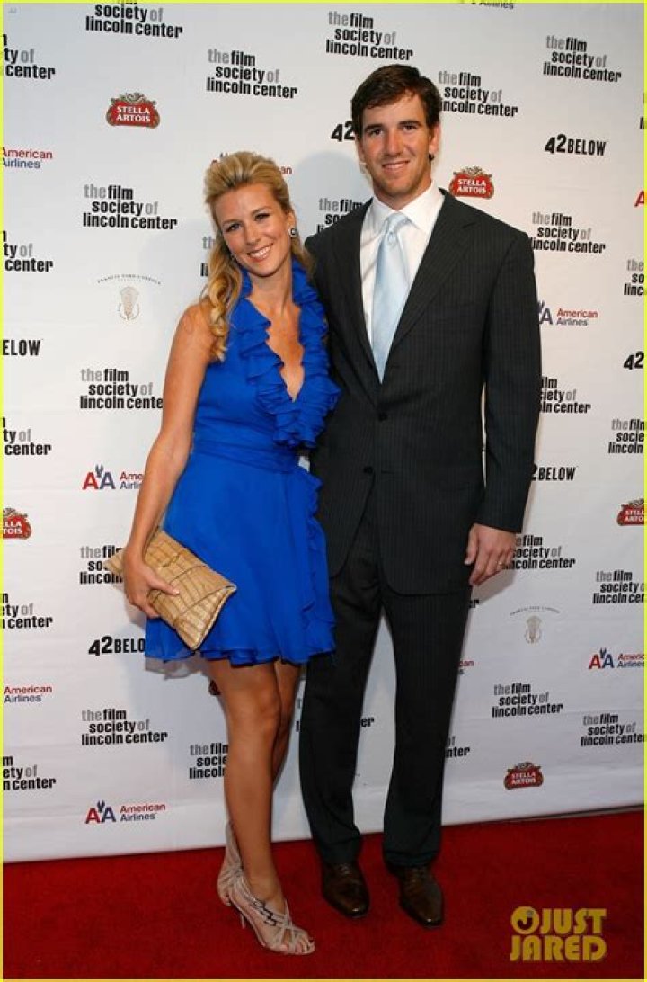 Eli Manning&rsquo;s Wife Abby Cheers For Giants From the Cheap Seats