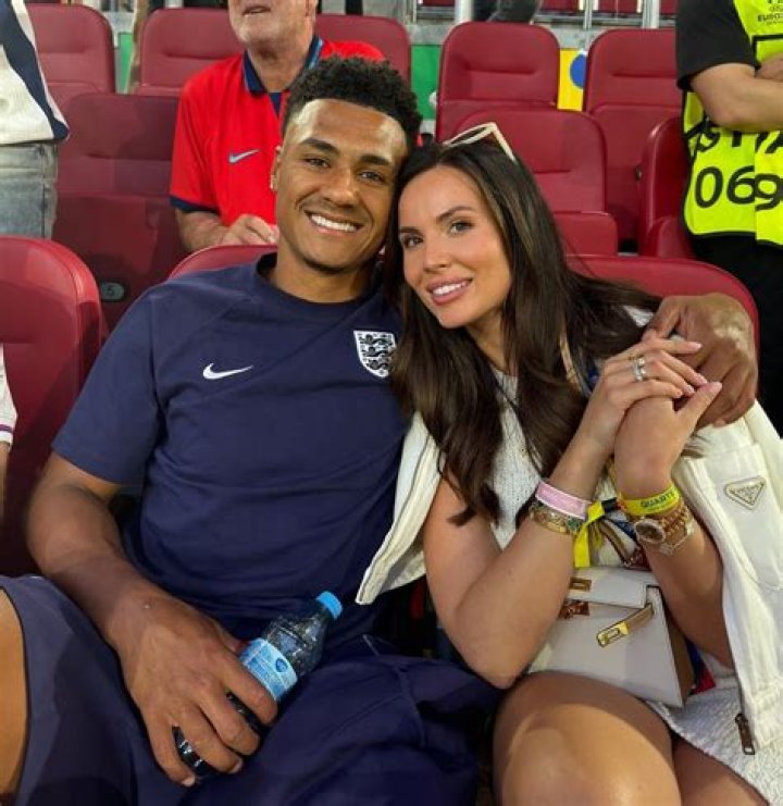 Ellie Alderson L&agrave; Ai? Cuộc Đời Của Bạn G&aacute;i Cầu Thủ Ollie Watkins