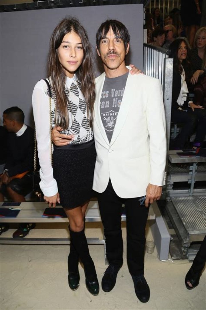 Foto Anthony Kiedis e Helena Vestergaard posam publicamente em eventos