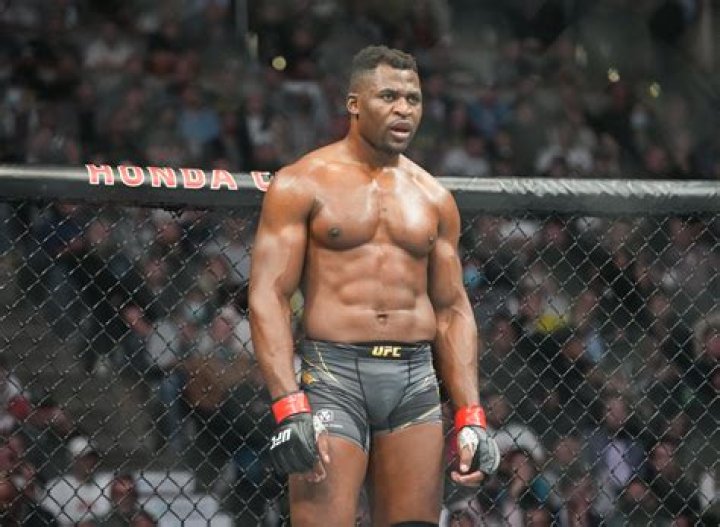 Francis Ngannou désigne son GOAT en MMA
