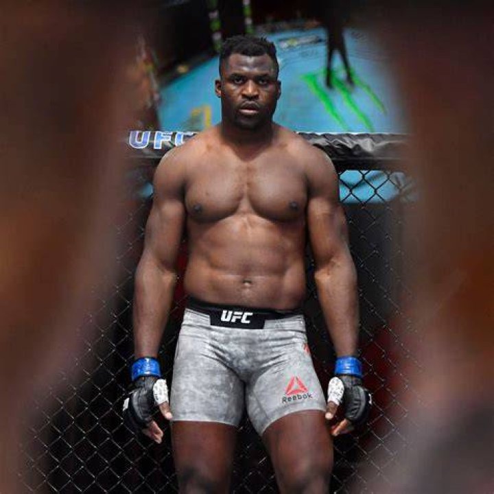 Francis Ngannou en réaction aux 20 millions perçus par Logan Paul