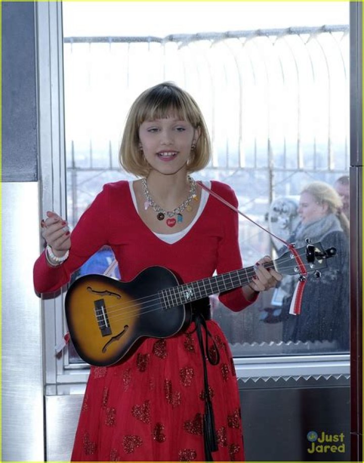 Grace VanderWaal Sings For Couples Getting Married at Empire State