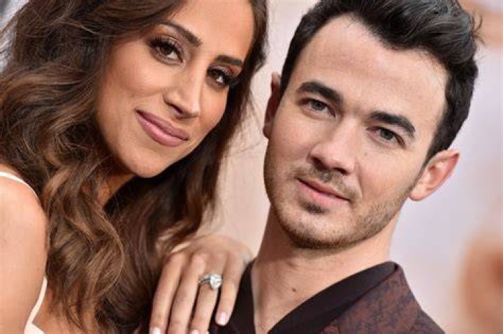 Joe Jonas ditches wedding ring, dines with daughters after filing for