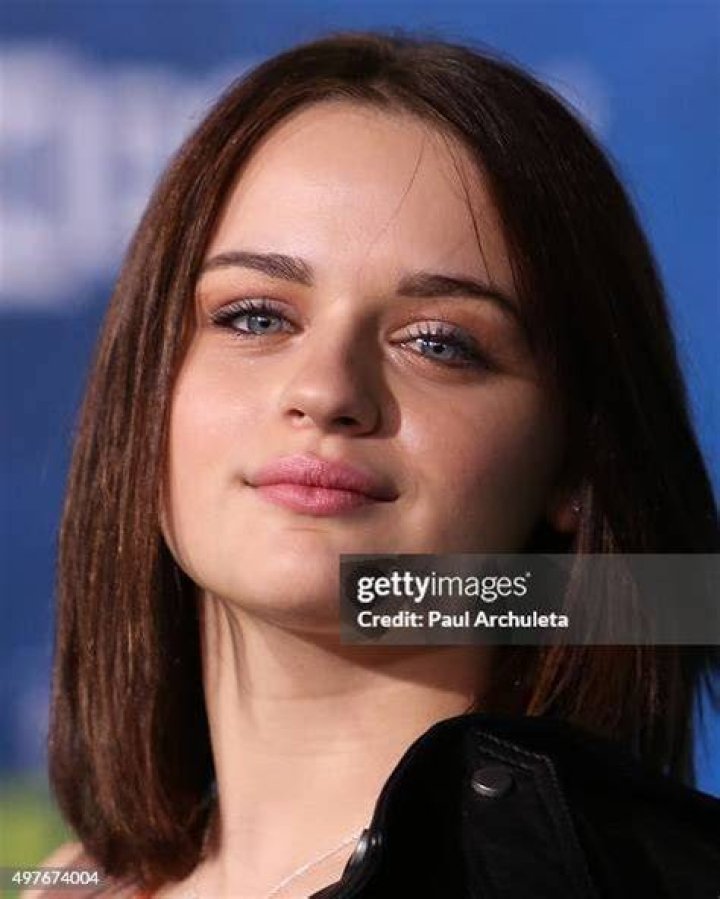 Joey King's Mom, Grandma and Aunt Meet Her Costar Brad Pitt