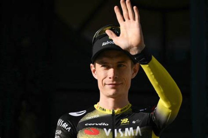 Jonas Vingegaard v&iacute;těze Tour de France v&iacute;tali jako kr&aacute;le, co ho ček&aacute;