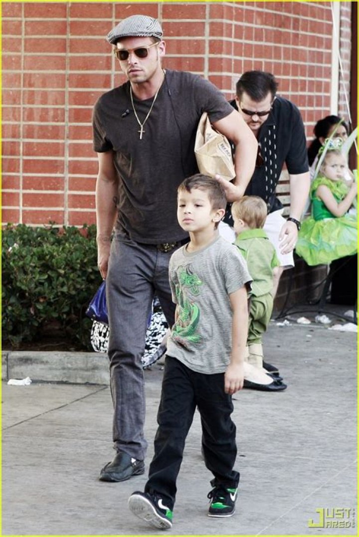 Justin Chambers Brings His Kids to Movie Premieres Photo 2363661