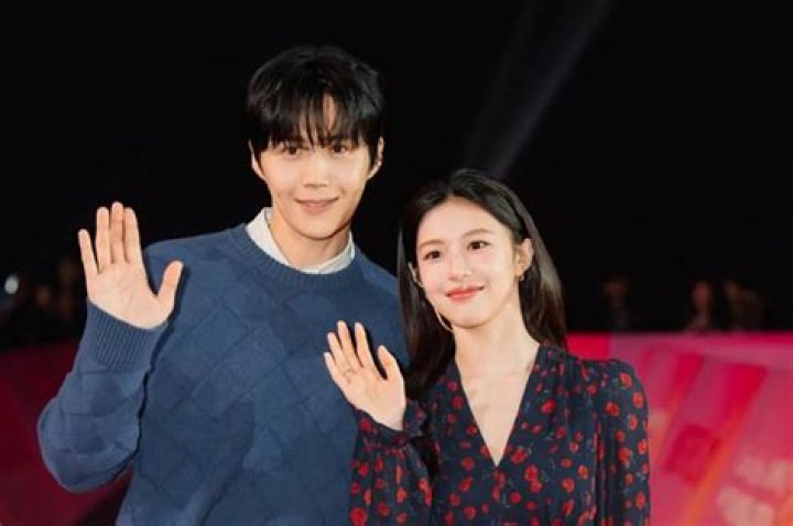 Kim Seonho Kim Seonho and Han Sohee’s interaction at the AAA Awards