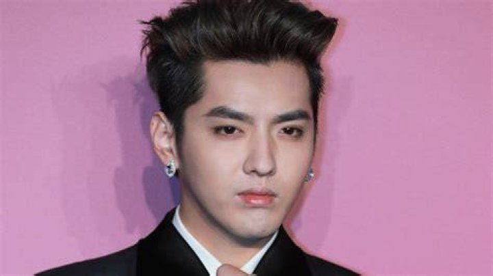 Kris Wu Wu Xiuqin You 王肖 — ウー・イバンWu Yifan 吴亦凡 /Wu Yifan /Galaxy