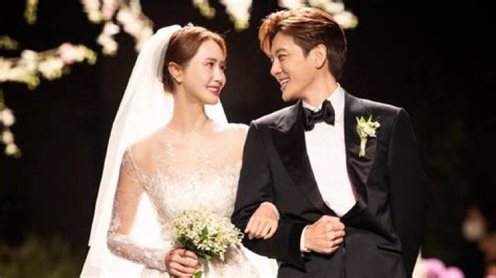 Lee Da Hae and Lee Dong Wook's Romantic Wedding Photos