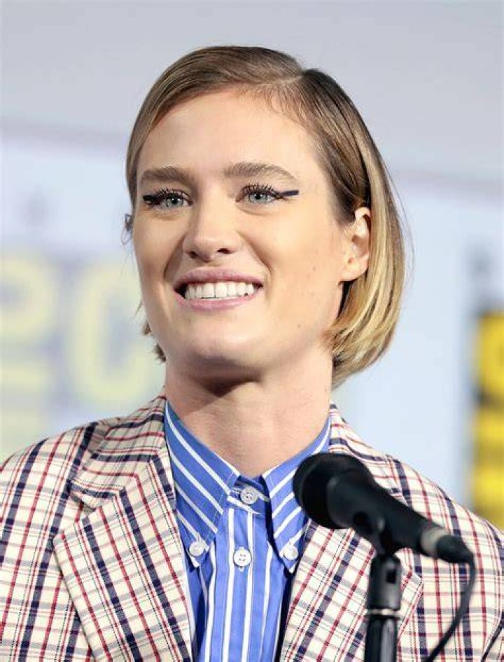 Mackenzie Davis: Relationship Status Explored - Latest Rumors And Facts