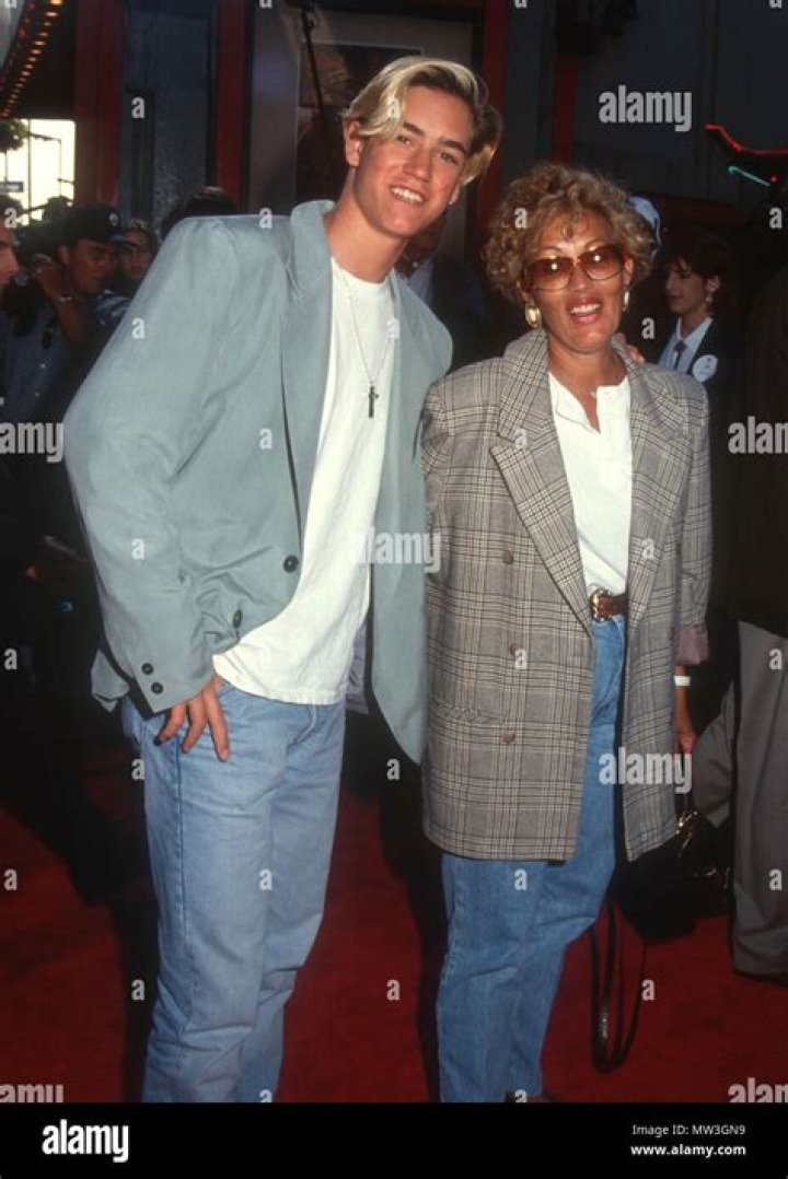 MarkPaul Gosselaar Mom / Mark Paul Gosselaar Joins Mixed Ish As Bow S