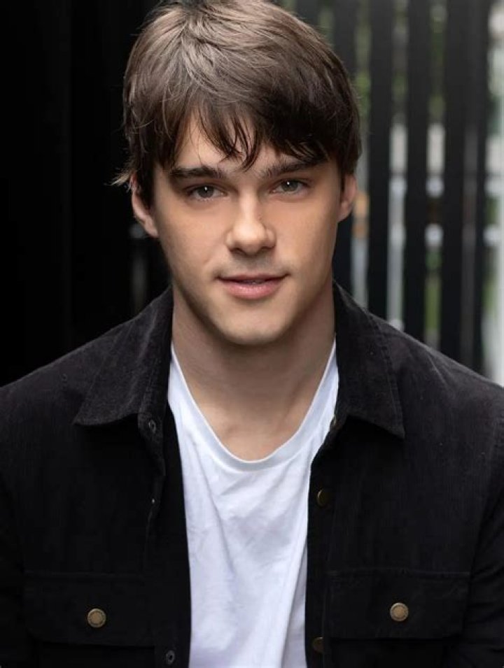 Mitchell Hope Biography, Height & Life Story Super Stars Bio