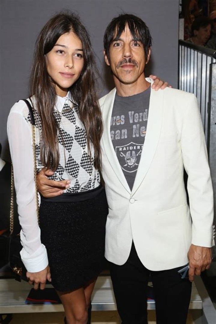 Namorada de Anthony Kiedis posa de topless em campanha GQ Musa