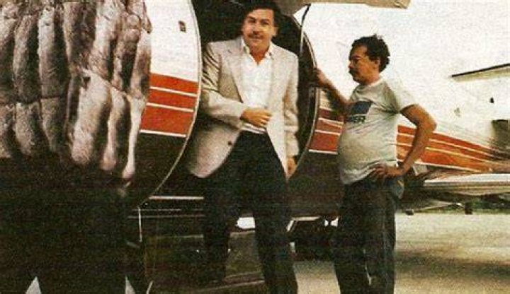Povestea lui Pablo Escobar, infamul traficant de droguri care a ars