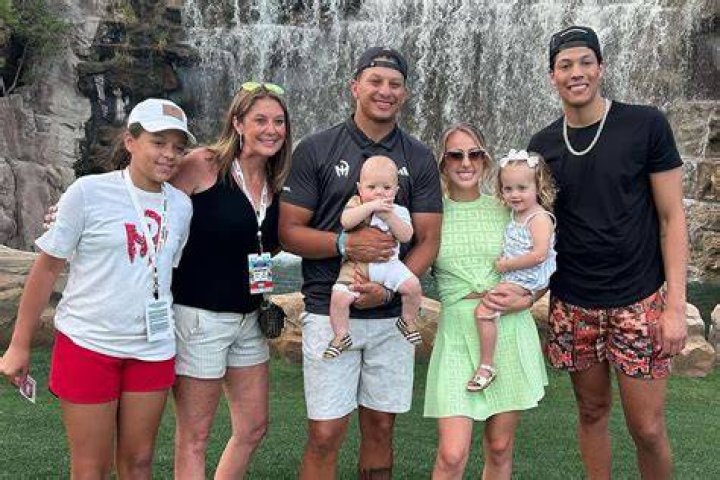 Randi Mahomes enjoys some time with her family in Las Vegas, including