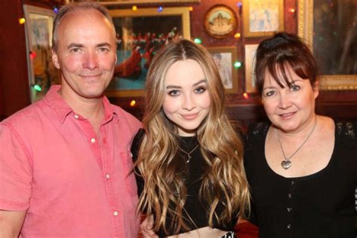 Sabrina Carpenter family in detail mother, father and sisters Familytron