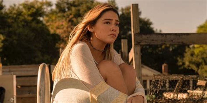 Sarah From Outer Banks The Best Pop Culture Halloween Costume Ideas
