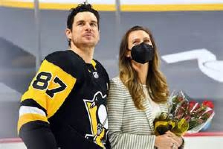 Sidney Crosby & His Girlfriend Keep Their Personal Life Under Wraps