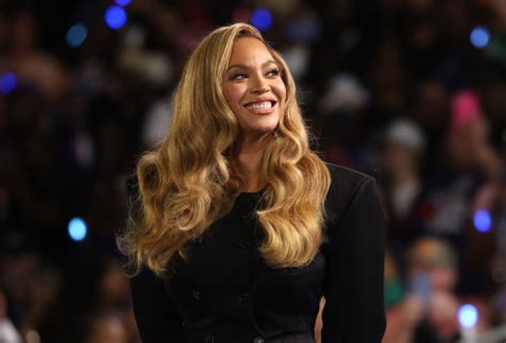 Smiling Beyonce scolds assistant for fussing over her on red carpet