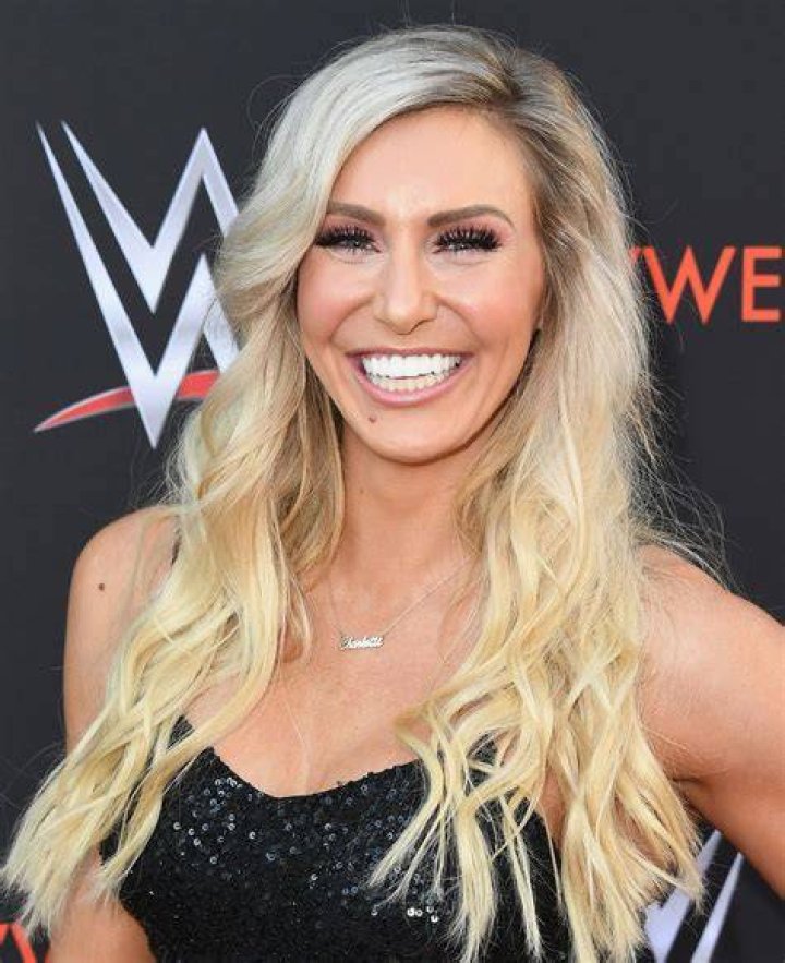 WWE La diva charlotte flair y andrade 'el ídolo', la...